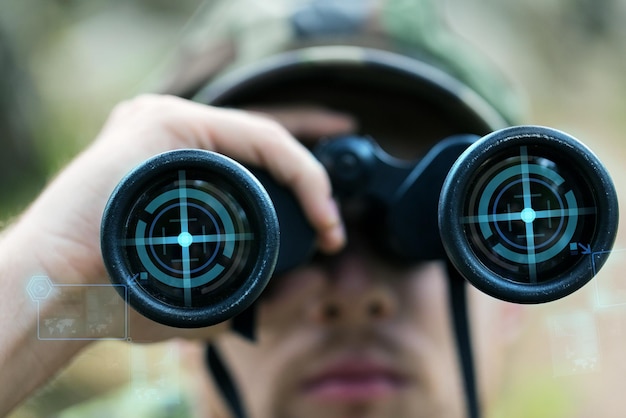 concept de chasse, de guerre, d'armée et de personnes - gros plan d'un jeune soldat, d'un garde forestier ou d'un chasseur avec une projection binoculaire et virtuelle observant la forêt