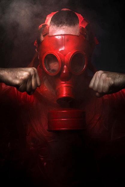 Concept chimique, homme avec masque à gaz rouge.