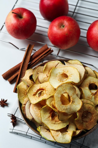 Concept de chips de pommes séchées de nourriture savoureuse