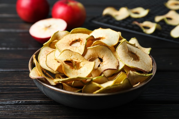 Concept de chips de pommes séchées de nourriture savoureuse