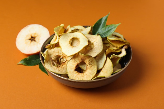 Concept de chips de pommes séchées de nourriture savoureuse