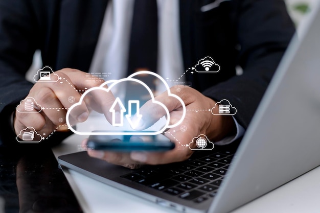 Le concept de cloud computing se connecte au cloud Un homme d'affaires ou un technologue de l'information clique sur l'icône du cloud computing