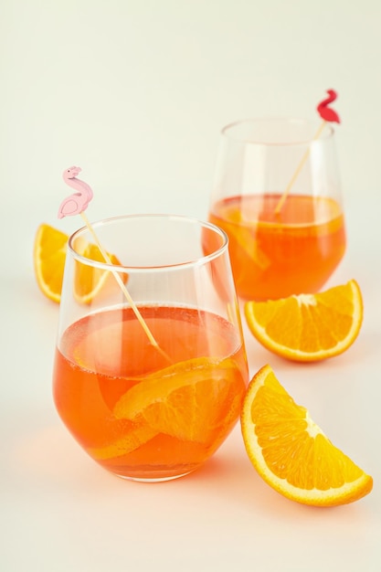 Concept de cocktail d'été Aperol Spritz sur fond blanc