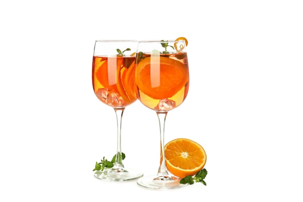 Concept de cocktail d'été Aperol Spritz isolé sur fond blanc