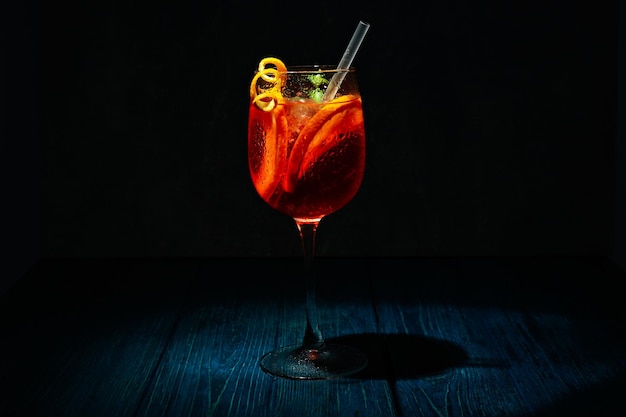 Concept de cocktail d'été frais Aperol Spritz sur table en bois sur fond sombre