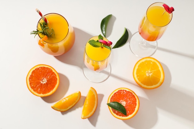 Concept de cocktail orange de délicieux cocktail d'agrumes d'été frais