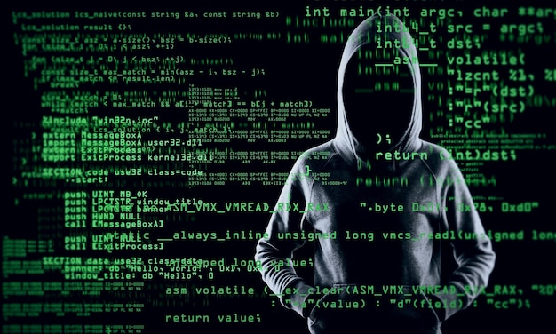 Concept de codage et de vol Hacker avec texte de codage abstrait sur fond flou Multiexposition