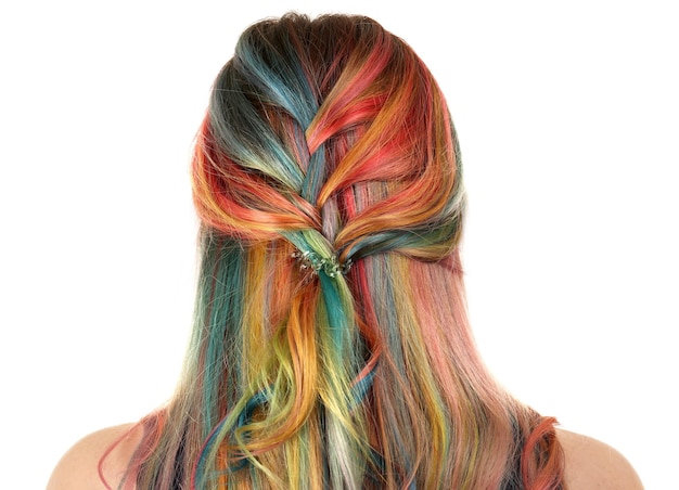 Concept de coiffure à la mode Jeune femme aux cheveux teints colorés sur fond blanc