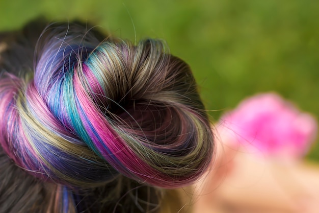 Concept de coiffure tendance. Fille avec les cheveux teints colorés.