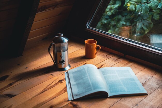 Concept de coin lecture Composition confortable de café et d'un livre dans une maison de plain-pied