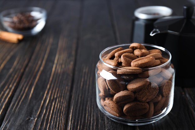 Concept de collation savoureuse pour les biscuits de boissons chaudes en forme de graines de café