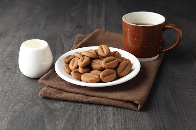 Concept de collation savoureuse pour les biscuits de boissons chaudes en forme de graines de café