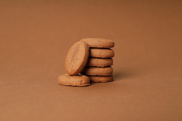 Concept de collation savoureuse pour les biscuits de boissons chaudes en forme de graines de café