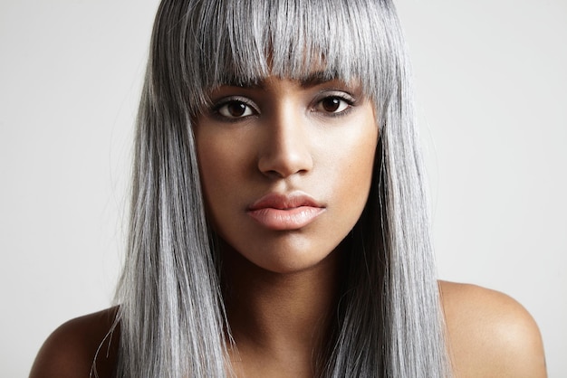 Concept coloré créatif jeune femme noire aux cheveux gris