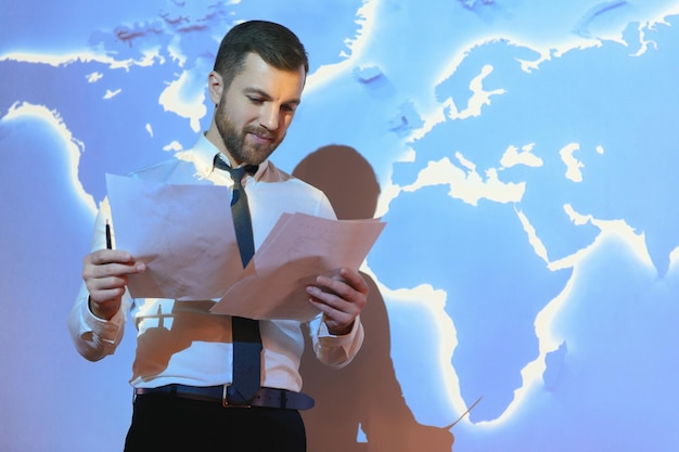 Photo concept de commerce international avec homme d'affaires sur fond avec réseau sur la carte