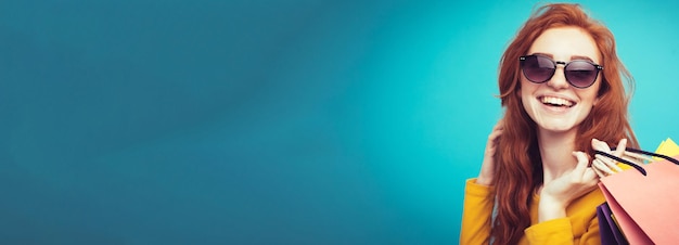 Concept commercial gros plan portrait jeune belle fille rousse attrayante souriant regardant la caméra