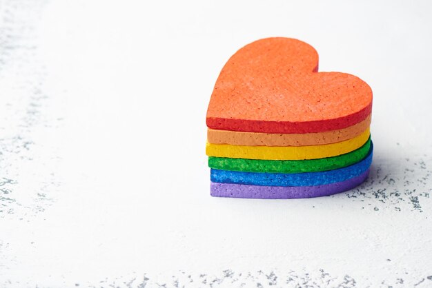 Le concept de communauté LGBT. Couleurs d'arc-en-ciel de coeurs