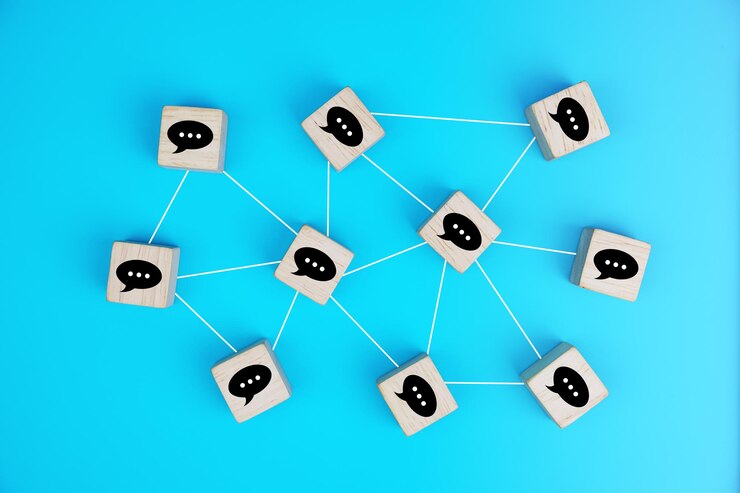 Concept de communication en ligne ou de cubes de réseaux sociaux avec des bulles liées les unes aux autres