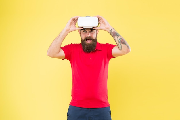 Concept de communication virtuelle. Simulation virtuelle. La réalité virtuelle, c'est comme rêver les yeux ouverts. Expérience impressionnante. L'homme joue au jeu dans des lunettes VR. Hipster avec casque de réalité virtuelle.