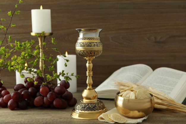 Concept ou composition de l'Eucharistie sur table en bois