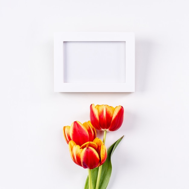 Concept de conception de la fête des mères, bouquet de fleurs de tulipes, - Beau bouquet rouge et jaune isolé sur une table de fond blanc clair, vue de dessus, mise à plat, espace pour copie