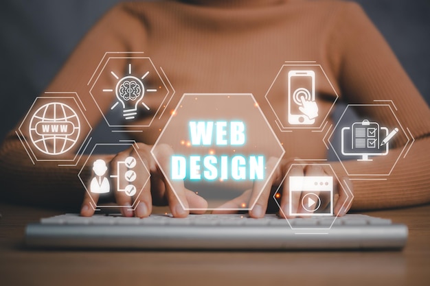 Concept de conception web Personne tapant sur le clavier avec l'icône de conception web sur l'écran virtuel