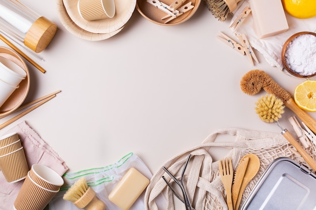 Concept de consommation écologique et durable zéro déchet. Vue en grand angle d'outils de nettoyage de cuisine sans plastique, de sacs en coton, de couverts réutilisables et d'ustensiles fabriqués à partir de matériaux recyclés