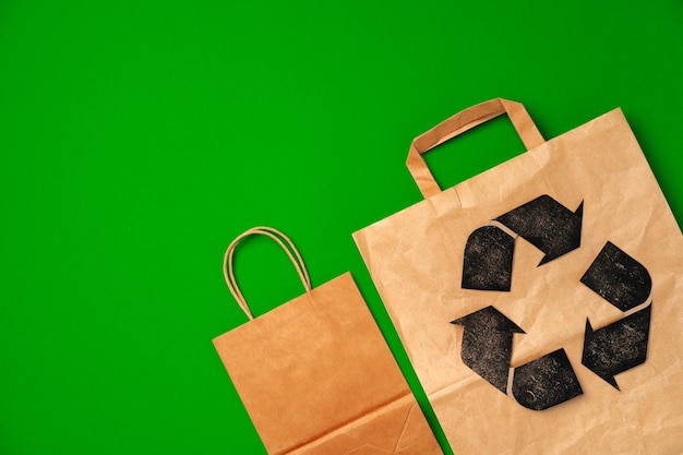 Concept de consommation écologique de recyclage de papier