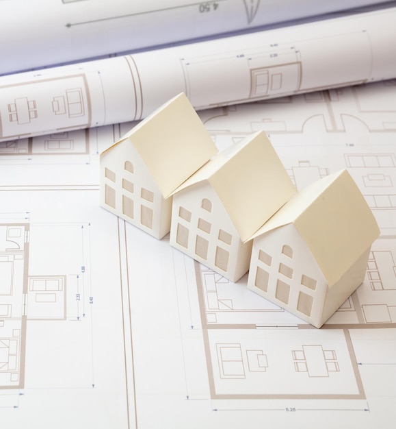 Photo concept de construction des dessins de bâtiments résidentiels et des modèles de maisons architecturales sur un bureau de bureau