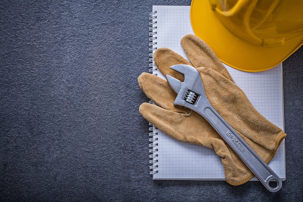 Concept de construction de gants de protection pour ordinateur portable avec clé à molette et casque de protection.