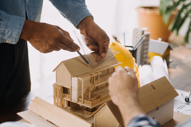 Concept de construction et de structure d'un ingénieur travaillant sur une réunion de plan directeur pour un projet travaillant avec un partenaire sur la construction de modèles et des outils d'ingénierie dans le concept de construction de chantier