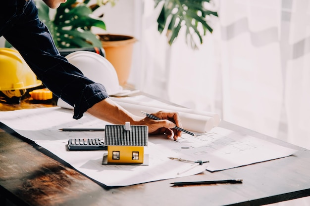 Concept de construction et de structure Réunion d'ingénieur ou d'architecte pour le projet Travail avec les partenaires et les outils d'ingénierie sur la construction de modèles et le plan directeur dans le contrat de chantier pour les deux sociétés