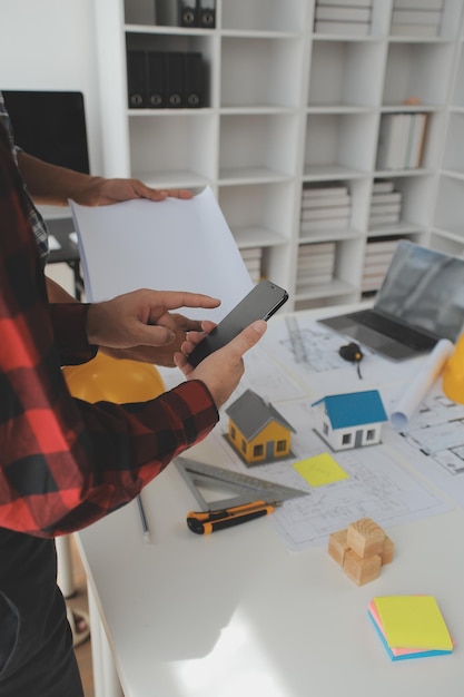 Photo concept de construction et de structure d'une réunion d'ingénieur ou d'architecte pour un projet travaillant avec des partenaires et des outils d'ingénierie sur la construction de modèles et le plan dans le contrat de chantier pour les deux sociétés