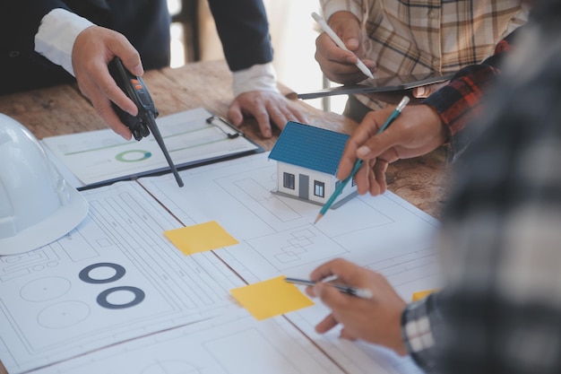 Concept de construction et de structure d'une réunion d'ingénieur ou d'architecte pour un projet travaillant avec des partenaires et des outils d'ingénierie sur la construction de modèles et le plan dans le contrat de chantier pour les deux sociétés