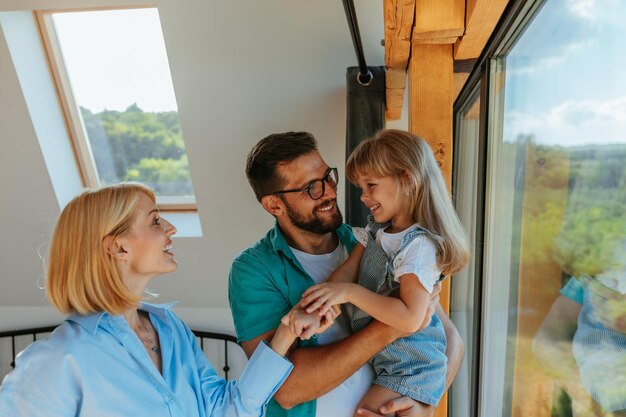 Concept de convivialité Parents et fille jouant à la maison