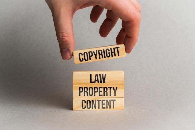 Concept copyright et propriété intellectuelle sur des blocs de bois