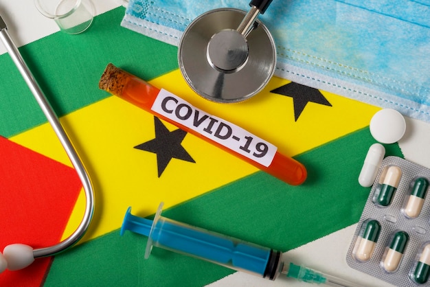 Concept de coronavirus COVid19 Vue de dessus sur le drapeau de Sao Tomé-et-Principe