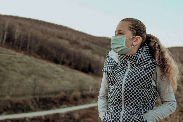 Concept de coronavirus et de pollution de l'air pm2.5.Petite fille portant un masque pour protéger pm2.5.Enfant emprisonné à la maison pour la protection contre le virus corona.Coronavirus de Wuhan et symptômes du virus épidémique.