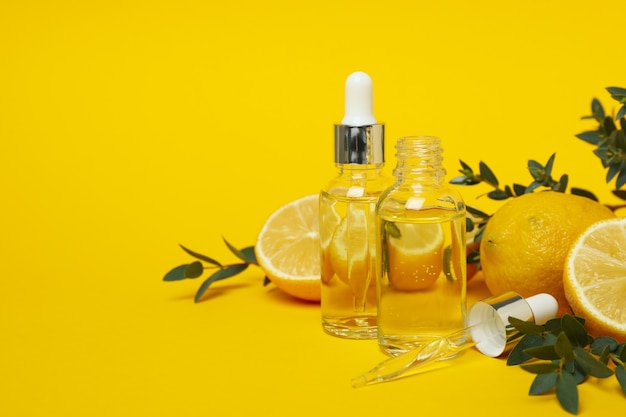 Concept de cosmétiques naturels à l'huile de citron sur fond jaune