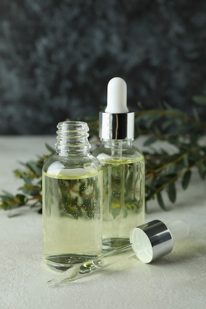 Concept de cosmétiques naturels à l'huile d'eucalyptus sur table texturée blanche