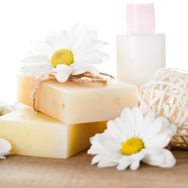 Concept de cosmétiques naturels: savon et crème pour les mains pour les mains