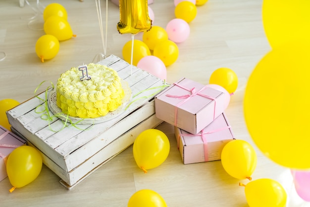 Concept De Couleur Jaune De Décorations Festives Avec Gâteau Et Bougies 1 An