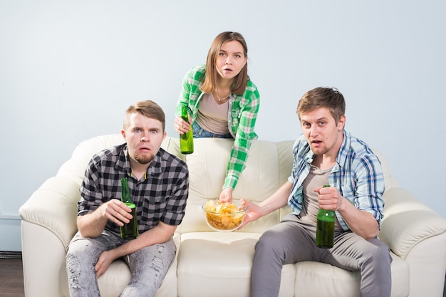 Concept de coupe du monde de football - Les jeunes amis boivent de la bière et encouragent le football