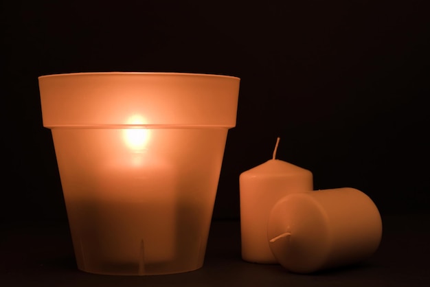 concept de coupures d'énergie, lampe de bricolage, pot et bougie à l'intérieur, sur le bureau, fond bleu foncé