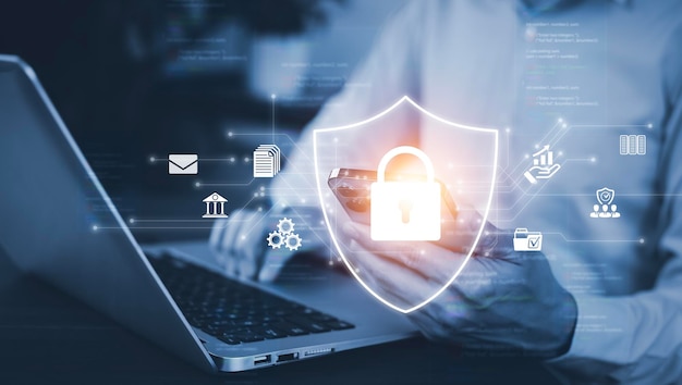 Le concept de courrier électronique avec un ordinateur portable spam et virus moniteur d'ordinateur concept de sécurité Internet homme d'affaires lisant du courriel électronique avec un appareil portable Spam et emarketing sur l'écran Spam Email Popup Avertissement