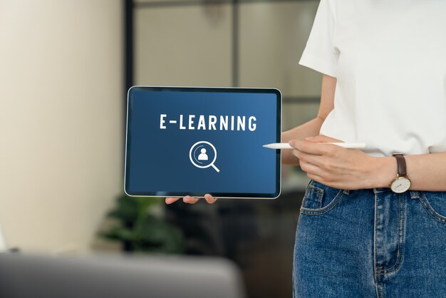 Concept De Cours En Ligne De Webinaire, Femme Tenant Une Tablette Avec écran D'apprentissage En Ligne.