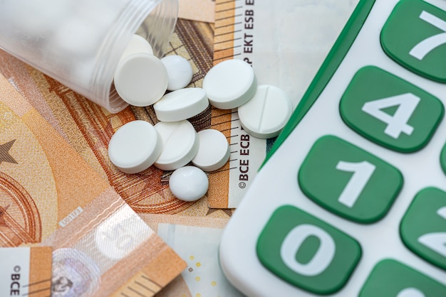 Concept de coût élevé de pharmacie - argent de pilules et calculatrice. la finance