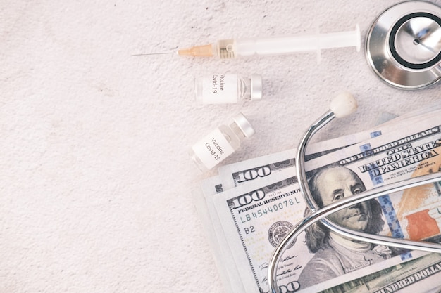 Concept de coût des soins de santé avec le vaccin et les pilules en dollars américains