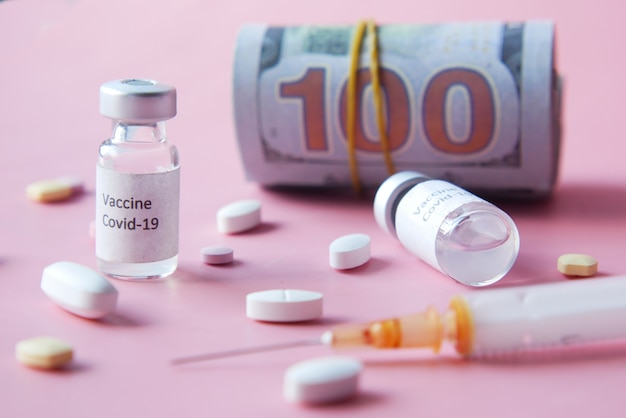 Concept de coût des soins de santé avec le vaccin et les pilules en dollars américains