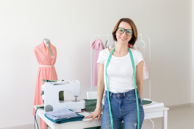 Concept de couturière, créateur de mode, tailleur et personnes - Belle créatrice de mode debout en studio